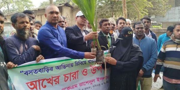 নোয়াখালীতে কৃষকদের মাঝে তাল গাছ ও আখের চারাসহ কৃষি উপকরণ বিতরণ